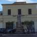 La stazione di Santo Spirito e il monumento ai caduti locali della Grande Guerra